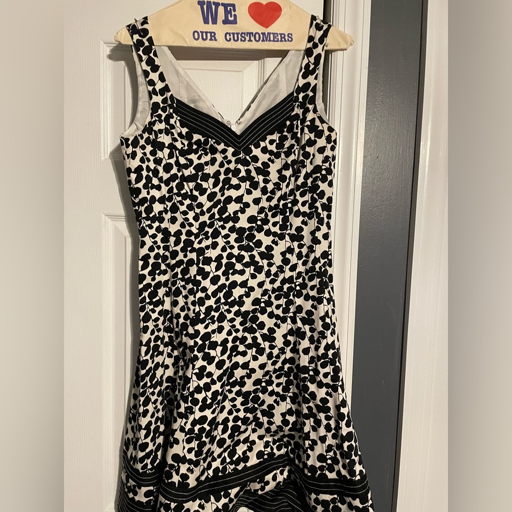 Jones Studio zip up back. Black and white v-neck dress